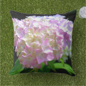 柔らかいピンク色の黄色い紫紫紫紫陽花 アウトドアクッション (芝生)