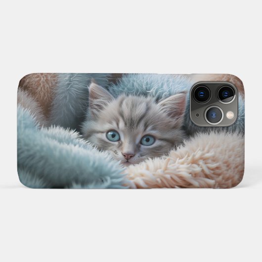 柔らかいブランケットに包まれたふわふわの子猫 Case-Mate iPhoneケース (裏面(横))