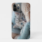 柔らかいブランケットに包まれたふわふわの子猫 Case-Mate iPhoneケース (裏)