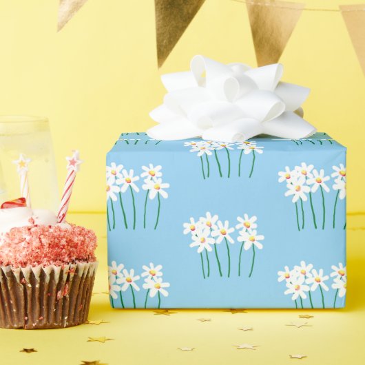 柔らかいミッドブルーの上に手書きの甘い白いヒナギク ラッピングペーパー (誕生日パーティー)