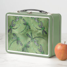 柔らかいライムに紫の翼のトンボ