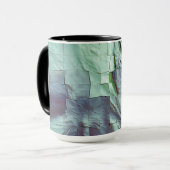 柔らかい彫刻とサテンと灰色がかった緑のモザイク マグカップ (正面左)