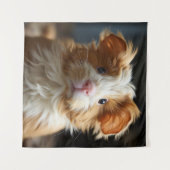 柔らかい毛皮を持つ可愛いカーリーテイルズモルモット タペストリー (正面(横))