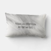 柔らかい灰色と白エレガントの芸術的引用文 ランバークッション (裏面)