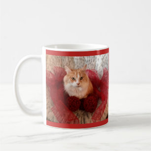 柔らかい猫および赤いリボンのマグ コーヒーマグカップ