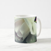 柔らかい白いバラパーソナライズされた コーヒーマグカップ (正面右)