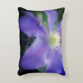 柔らかい紫色のクレマチス花の花びら アクセントクッション (正面(垂直))
