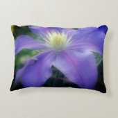 柔らかい紫色のクレマチス花の花びら アクセントクッション (裏面)