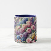 柔らかい紫、ピンク、黄色の花を持つマグカップ マグカップ (中央)