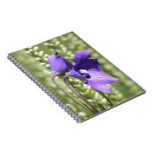 柔らかい緑と紫の花を持つノートブック ノートブック (右側)