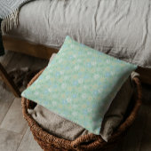 柔らかい緑のフローラと白い青色の黄色の花 クッション