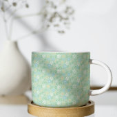 柔らかい緑のフローラと白い青色の黄色の花 コーヒーマグカップ