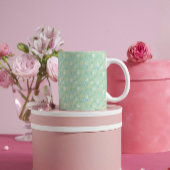 柔らかい緑のフローラと白い青色の黄色の花 コーヒーマグカップ