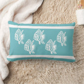 柔らかい青い枕の上の白いアンジェルフィッシュ ランバークッション (ブランケット)