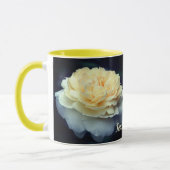 柔らかい黄色のバラの花パーソナライズされた マグカップ (左)