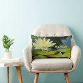 "柔らかい黄色の蓮の花、緑のユリのパッド、ナマステ ランバークッション (椅子)