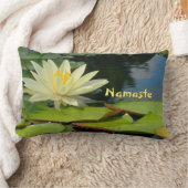 "柔らかい黄色の蓮の花、緑のユリのパッド、ナマステ ランバークッション (ブランケット)