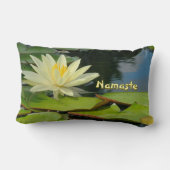 "柔らかい黄色の蓮の花、緑のユリのパッド、ナマステ ランバークッション (裏面)