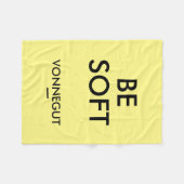 "柔らかい"カート・ヴォネガットの引用文のフリースブランケットがあって下さい フリースブランケット (正面(横))