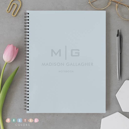 柔らかなソフトな空の淡いパステルベイビーブルーの色 ノートブック