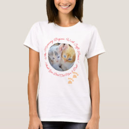 柔らかなパウズで始まる朝、猫の写真2枚 Tシャツ