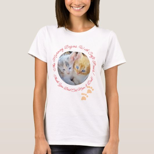 柔らかなパウズで始まる朝、猫の写真2枚 Tシャツ (正面)