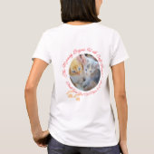 柔らかなパウズで始まる朝、猫の写真2枚 Tシャツ (裏面)