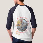 柔らかなパウズの猫たちに囲まれて始まる朝 二枚の写真 Tシャツ (裏面)
