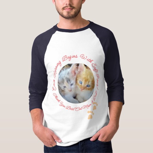 柔らかなパウズの猫たちに囲まれて始まる朝 二枚の写真 Tシャツ (正面)