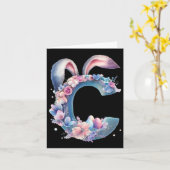 柔らかなパステルカラーの花で飾られたウサギの耳の付いたC カード (黄色い花)