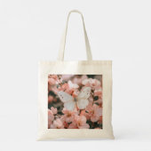 柔らかなピンクの花に止まる夢のような白い蝶 トートバッグ (裏面)