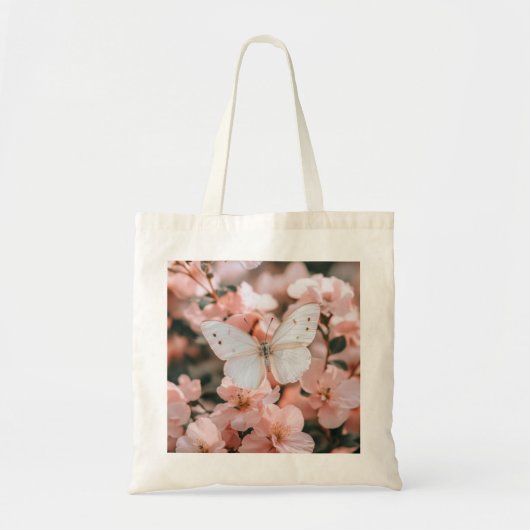 柔らかなピンクの花に止まる夢のような白い蝶 トートバッグ (正面)