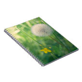 柔らかな夏の光が当たる緑の中のタンポポ ノートブック (右側)