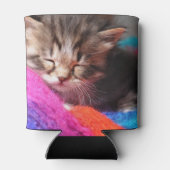 柔らかな眠る新生の子猫の写真 缶クーラー (裏面)