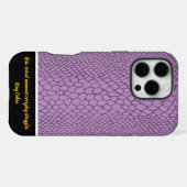柔らかな紫色のスネークスキン柄 iPhoneケース (裏面横)