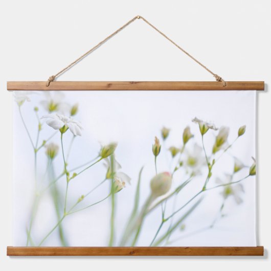 柔らかわいらしかな白い野花 吊り下げ型タペストリー (正面)