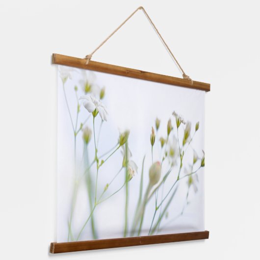 柔らかわいらしかな白い野花 吊り下げ型タペストリー (傾斜あり)