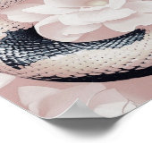 柔らエレガントく咲く花の中に渦巻く蛇 ポスター (角)