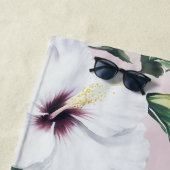 柔エレガントらかいピンクの背景に白いハイビスカス ビーチタオル (インサイチュ)