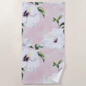 柔エレガントらかいピンクの背景に白いハイビスカス ビーチタオル (正面)