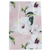 柔エレガントらかいピンクの背景に白いハイビスカス ミディアムペーパーバッグ (裏面)