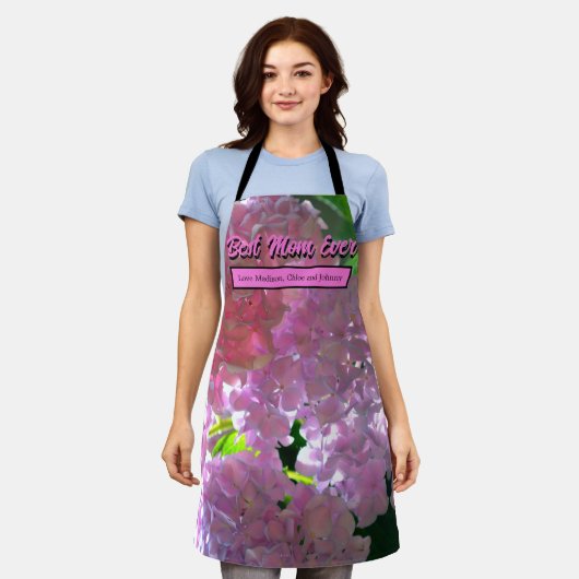 柔エレガントらかいピンクの花模様ピンクのアジサイバラ エプロン (着用した状態)