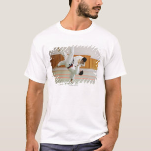 柔道のマッチ3で競っている2人 Tシャツ
