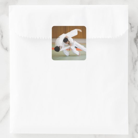 柔道の試合で競う二人の男性2 スクエアシール (バッグ)