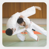 柔道の試合で競う二人の男性2 スクエアシール (正面)