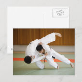 柔道の試合で競う二人の男性2 ポストカード (正面/裏面)