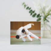 柔道の試合で競う二人の男性2 ポストカード (スタンド正面)