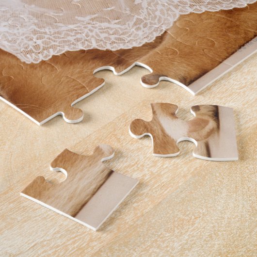 柴犬の子犬が網のカーテンの下で眠っている ジグソーパズル (側面)