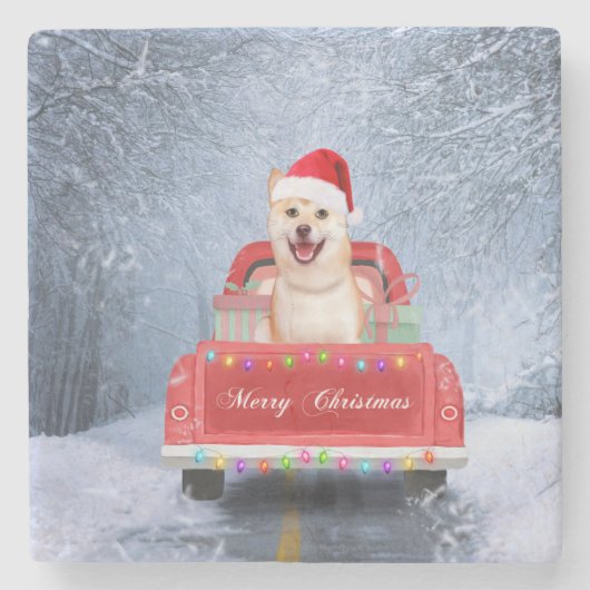 柴犬の犬が雪の中でクリスマストラックに座って ストーンコースター (正面)