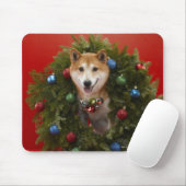 柴犬の犬はクリスマスリースに座って マウスパッド (マウス)